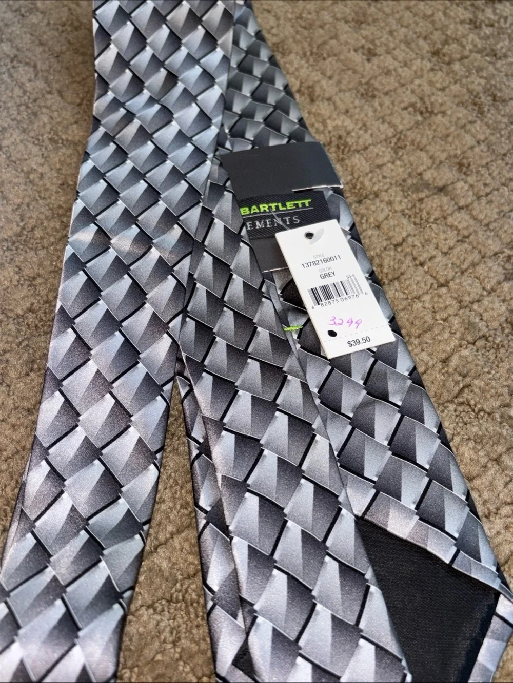 New with tags silk Men’s Silver Geometric neck Tie
